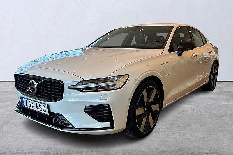 Vit Begagnad 2024 Volvo S60 Plus Sedan | 489 900 kr (Bra pris) - Bild 1/4