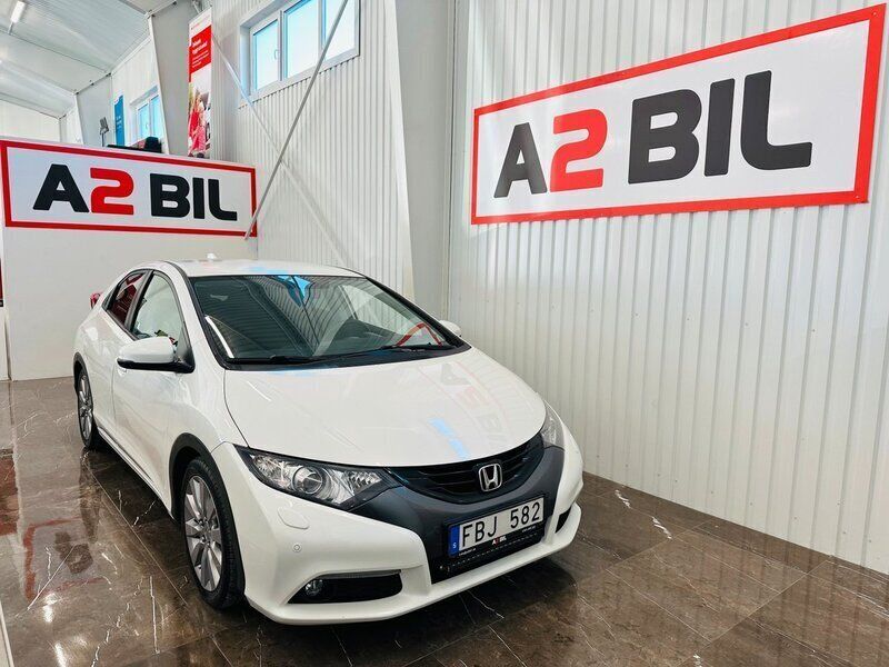 Vit Begagnad 2013 Honda Civic Lifestyle Halvkombi | 59 900 kr - Bild 1/4