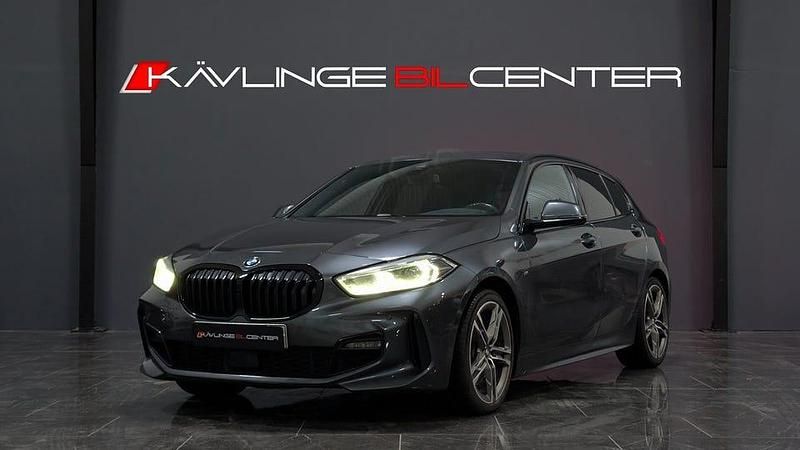 Grå Begagnad 2021 BMW 120 M Sport Halvkombi | 304 900 kr (Dyr) - Bild 1/4
