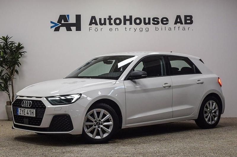 Vit Begagnad 2022 Audi A1 Sportback Comfort Halvkombi | 219 000 kr (Marknadspris) - Bild 1/4