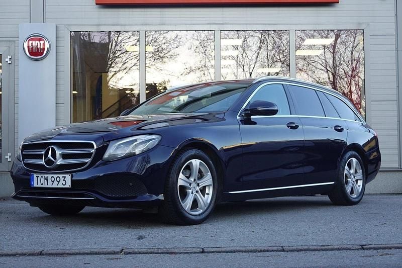 Mörkblå Begagnad 2017 Mercedes E220 Avantgarde Kombi | 199 900 kr (Marknadspris) - Bild 1/4