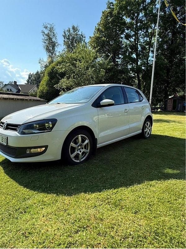 Vit Begagnad 2012 VW Polo Halvkombi | 60 000 kr (Marknadspris) - Bild 1/4