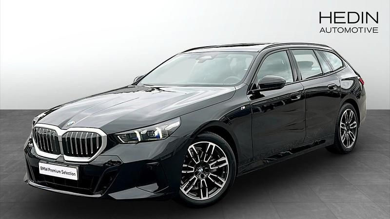 Svart (black) Begagnad 2025 BMW 520 M Sport Kombi | 598 700 kr (Dyr) - Bild 1/4