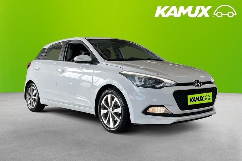 Vit Begagnad 2017 Hyundai i20 Halvkombi | 99 800 kr (Marknadspris) - Bild 1/4