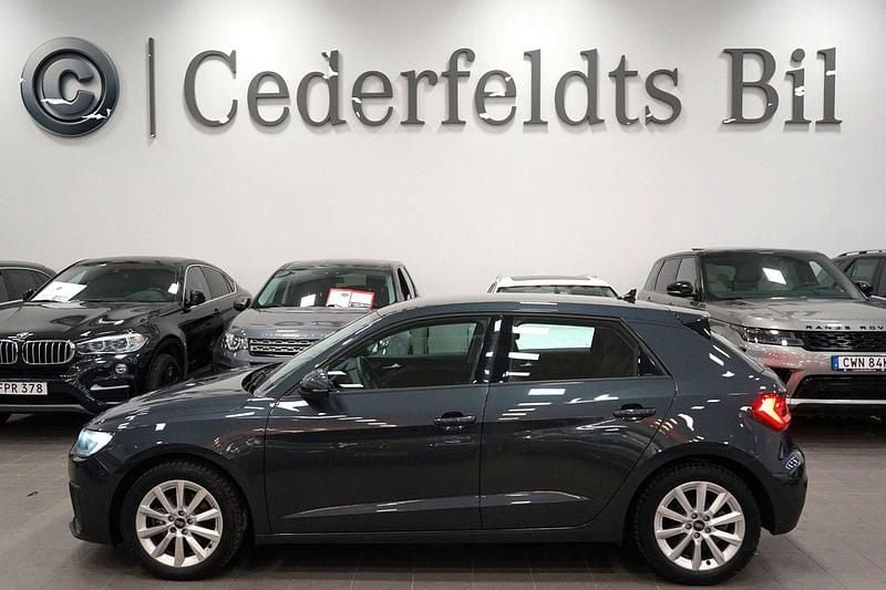 Grå Begagnad 2021 Audi A1 Sportback Halvkombi | 199 800 kr (Marknadspris) - Bild 1/4