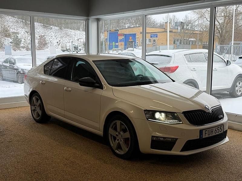 Vit Begagnad 2015 Skoda Octavia RS Halvkombi | 99 900 kr (Bra pris) - Bild 1/4