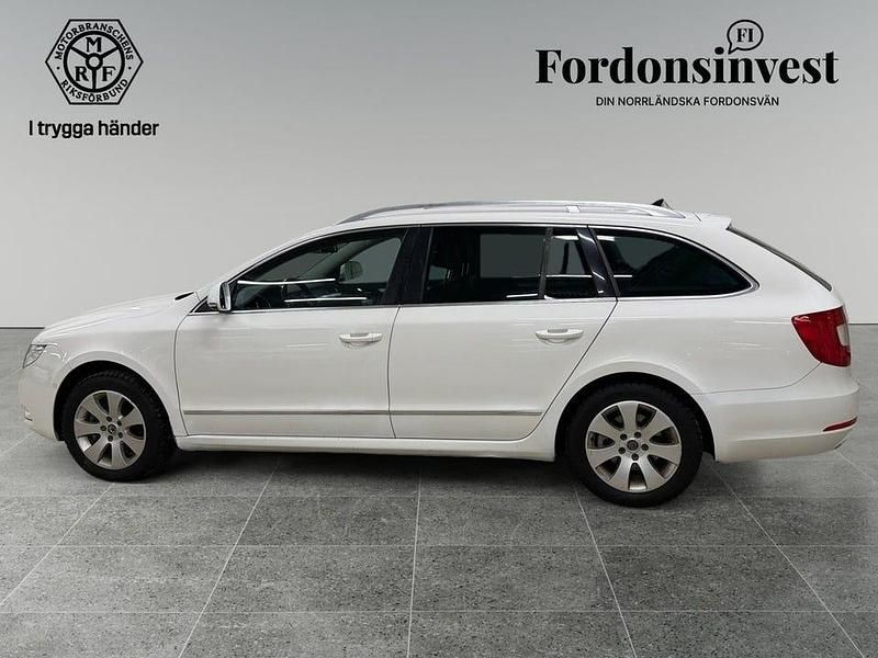 Begagnad Skoda Superb Elegance 200 HK (147 kW) 2012 Vit Kombi