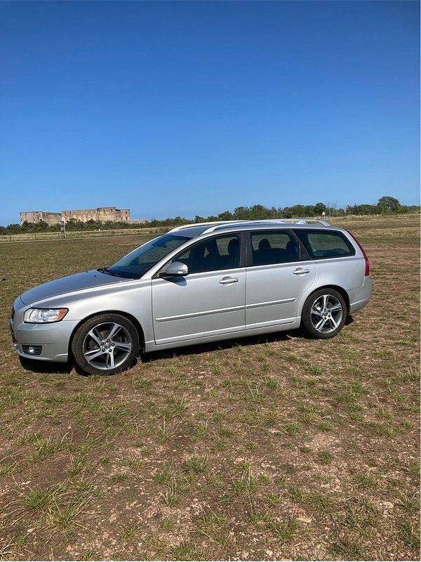 Grå Begagnad 2012 Volvo V50 Momentum Kombi | 40 000 kr (Marknadspris) - Bild 1/4