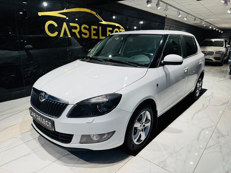 Vit Begagnad 2015 Skoda Fabia Ambiente Halvkombi | 68 900 kr (Marknadspris) - Bild 1/4