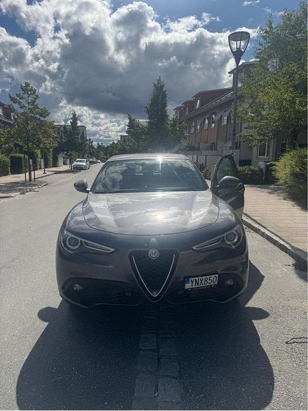 Grå Begagnad 2018 Alfa Romeo Stelvio SUV | 230 000 kr (Marknadspris) - Bild 1/4