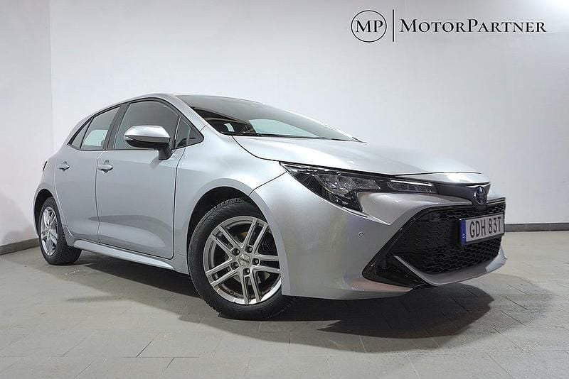 Silver Begagnad 2022 Toyota Corolla Hybrid Active Halvkombi | 179 900 kr (Marknadspris) - Bild 1/4