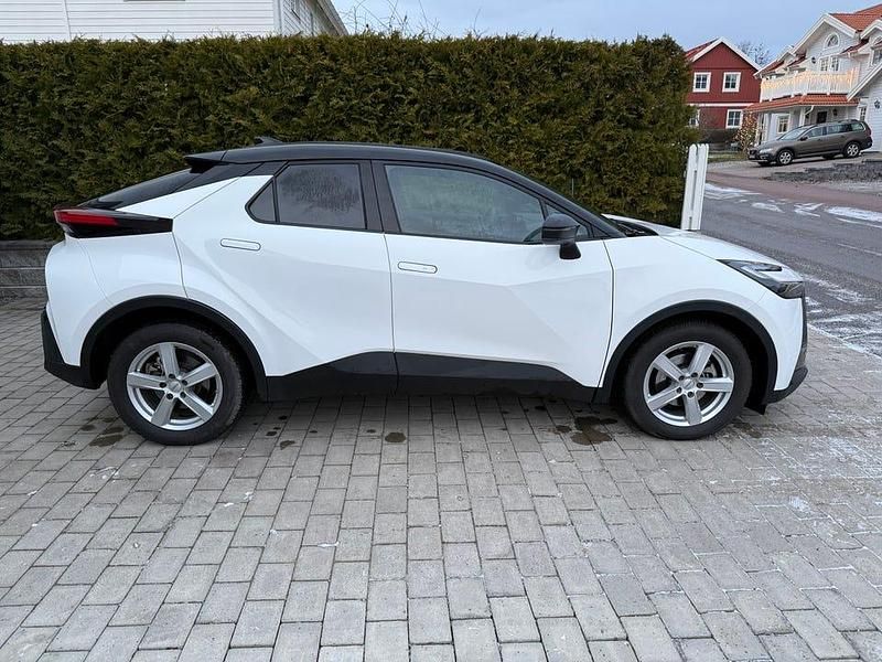Begagnad Toyota C-HR Executive 140 HK (102 kW) 2024 Bitone SUV