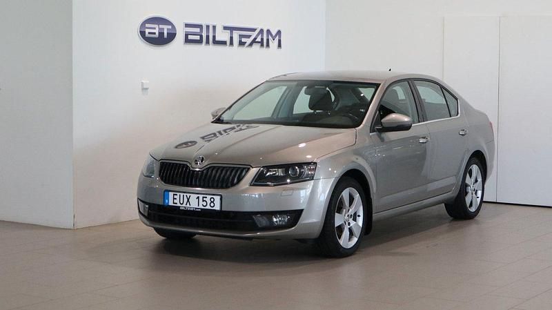 Ljusbrun Begagnad 2015 Skoda Octavia Elegance Halvkombi | 109 900 kr (Marknadspris) - Bild 1/4
