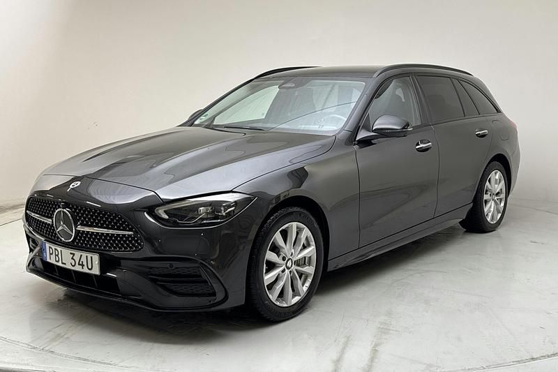 Grå Begagnad 2023 Mercedes C300 AMG Kombi | 409 000 kr - Bild 1/4