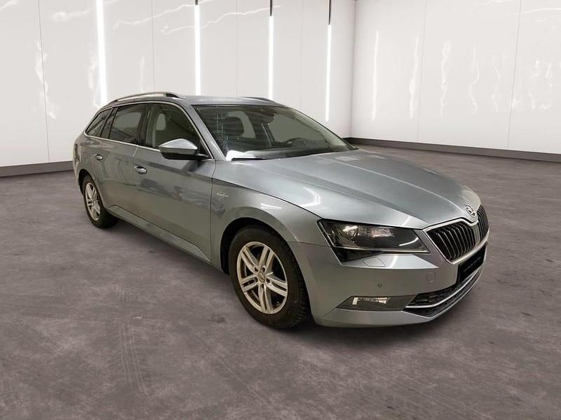 Grå Begagnad 2018 Skoda Superb Business Line Kombi | 239 900 kr (Marknadspris) - Bild 1/4