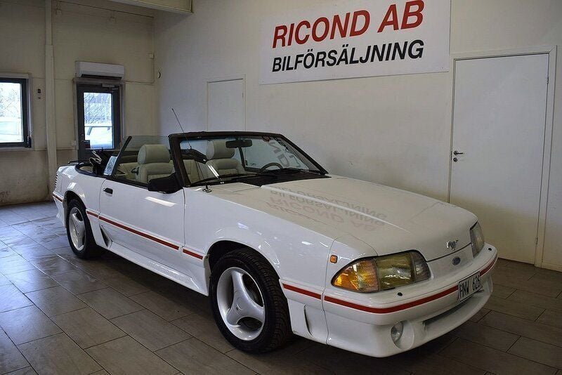 Vit Begagnad 1987 Ford Mustang GT Convertible Cab | 119 900 kr - Bild 1/4
