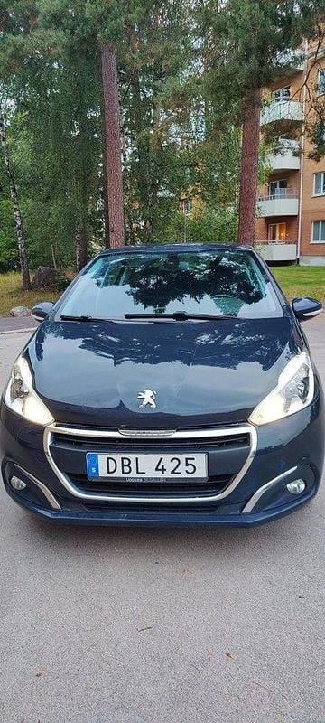 Grå Begagnad 2018 Peugeot 208 Halvkombi | 60 000 kr (Superpris) - Bild 1/4