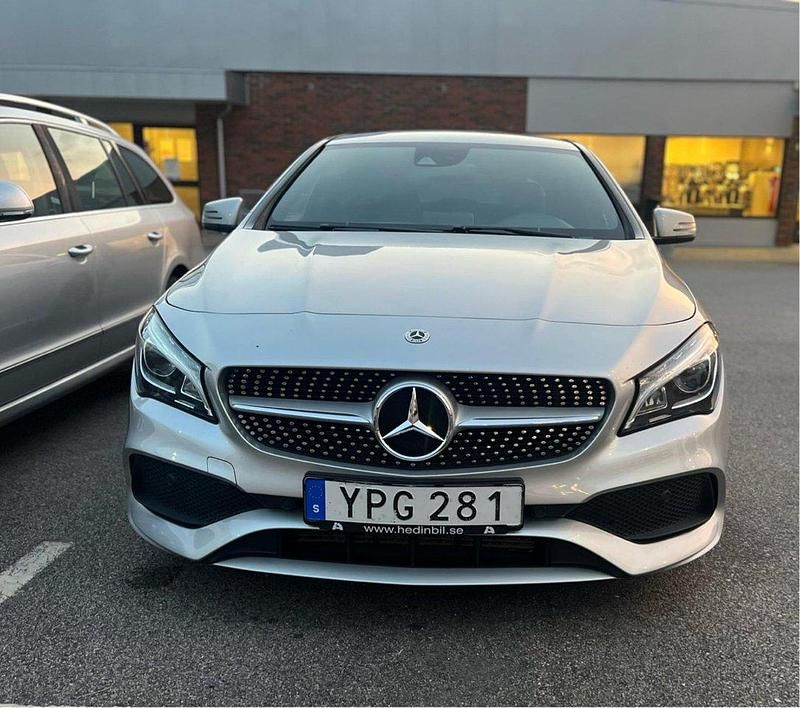 Silver Begagnad 2018 Mercedes CLA200 AMG Sportkupé | 184 900 kr (Bra pris) - Bild 1/4