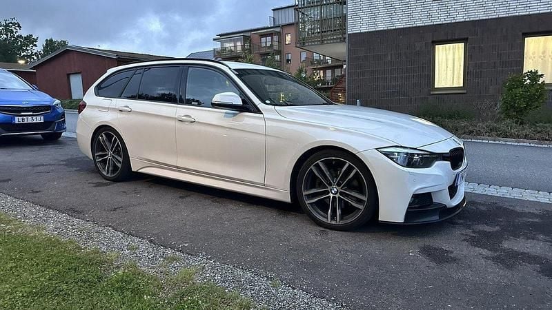Vit Begagnad 2018 BMW 330 M Sport Kombi | 275 000 kr (Marknadspris) - Bild 1/4