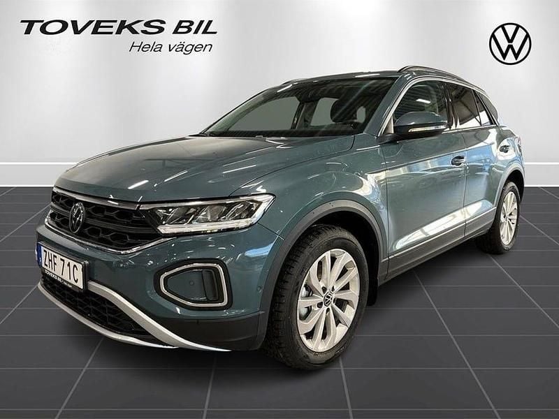 Petroleum blue metallic Ny 2025 VW T-Roc Life SUV | 299 900 kr (Marknadspris) - Bild 1/1