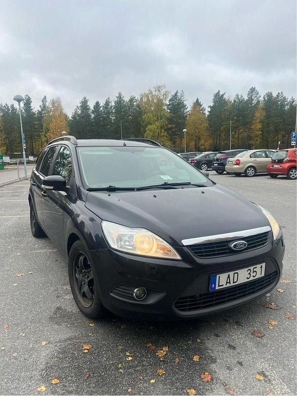 Svart Begagnad 2011 Ford Focus Kombi | 18 000 kr (Marknadspris) - Bild 1/4