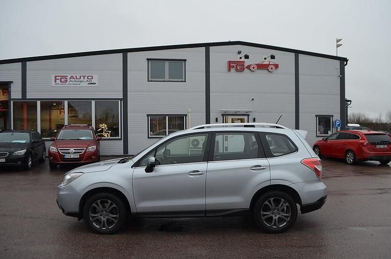 Silver Begagnad 2014 Subaru Forester SUV | 104 900 kr (Marknadspris) - Bild 1/4
