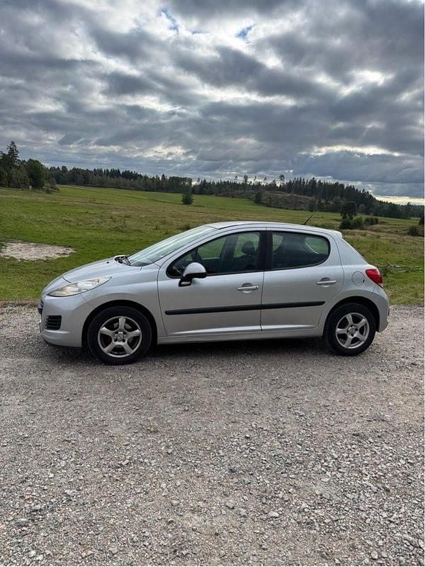 Grå Begagnad 2009 Peugeot 207 Halvkombi | 25 000 kr (Marknadspris) - Bild 1/4