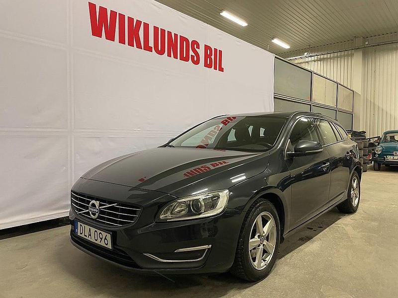 Grå Begagnad 2016 Volvo V60 Momentum Kombi | 139 900 kr (Marknadspris) - Bild 1/4