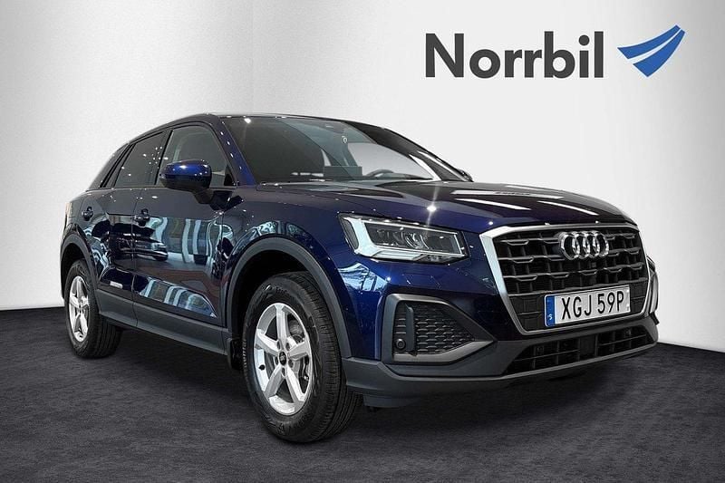 Blå Ny 2025 Audi Q2 SUV | 321 900 kr (Marknadspris) - Bild 1/4