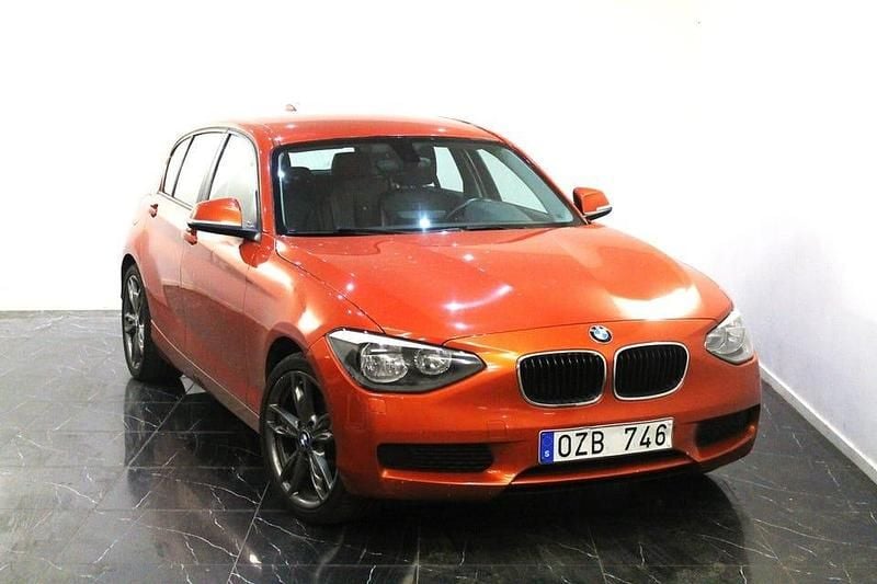 Begagnad BMW 118 143 HK (105 kW) 2012 Orange Halvkombi
