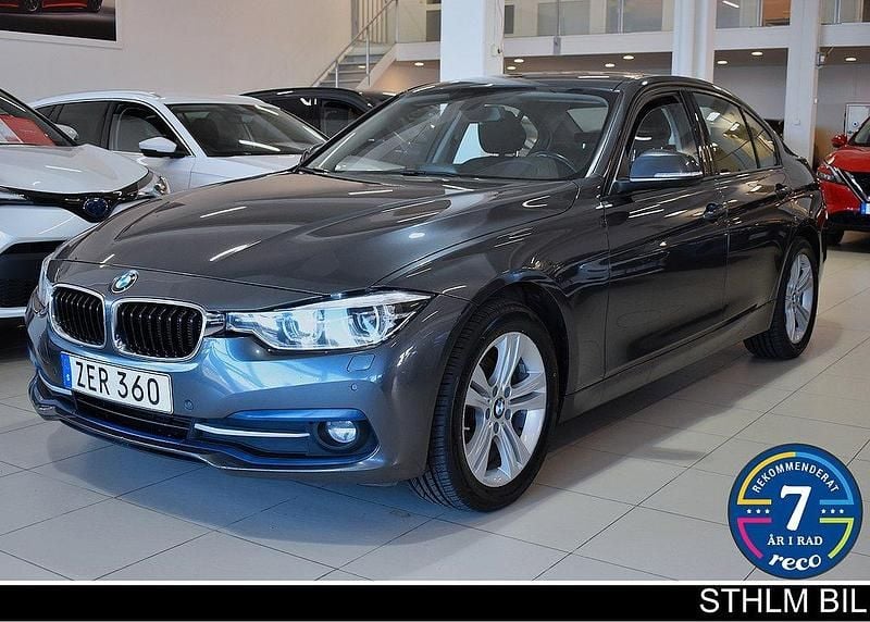 Grå (mineralgrå metallic) Begagnad 2018 BMW 320 Sport Line Sedan | 204 900 kr (Bra pris) - Bild 1/4