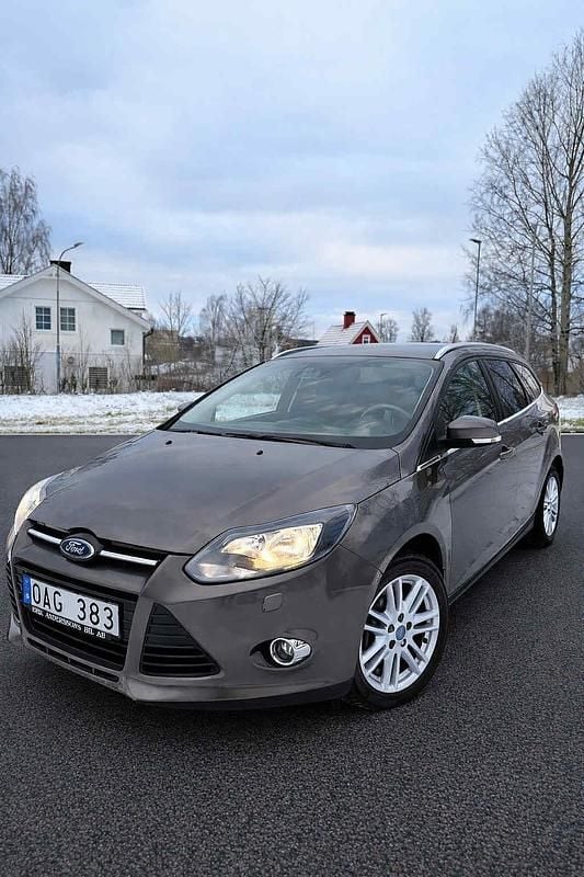 Begagnad Ford Focus Titanium 125 HK (91 kW) 2013 Brun Kombi