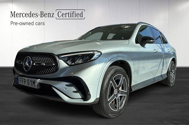 Silver Begagnad 2022 Mercedes GLC300e Advanced Plus SUV | 569 900 kr (Superpris) - Bild 1/4