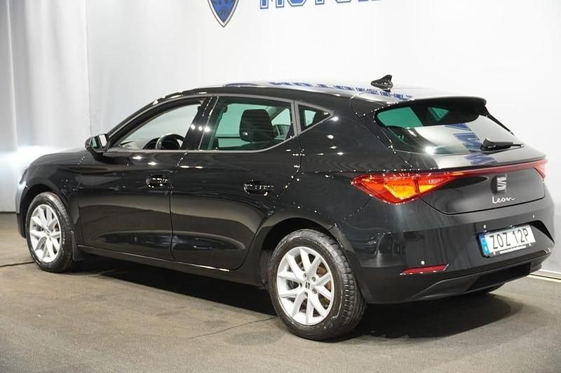 Begagnad Seat Leon Style 112 HK (82 kW) 2021 Svart Halvkombi