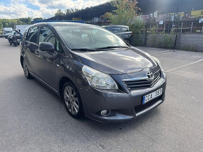 Mörkgrå (grå) Begagnad 2010 Toyota Verso Multidrive S Minibuss | 79 900 kr (Marknadspris) - Bild 1/4