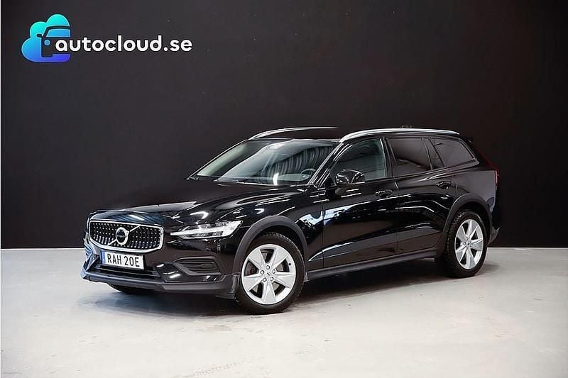 Svart Begagnad 2023 Volvo V60 CC Core Kombi | 338 900 kr (Marknadspris) - Bild 1/4