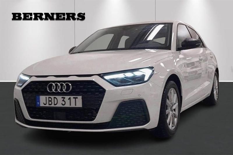Vit Begagnad 2025 Audi A1 Sportback Proline Halvkombi | 239 900 kr (Marknadspris) - Bild 1/4