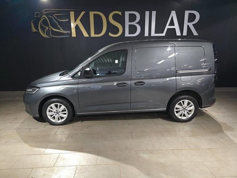 Grå Begagnad 2021 VW Caddy Minibuss | 169 900 kr (Marknadspris) - Bild 1/4