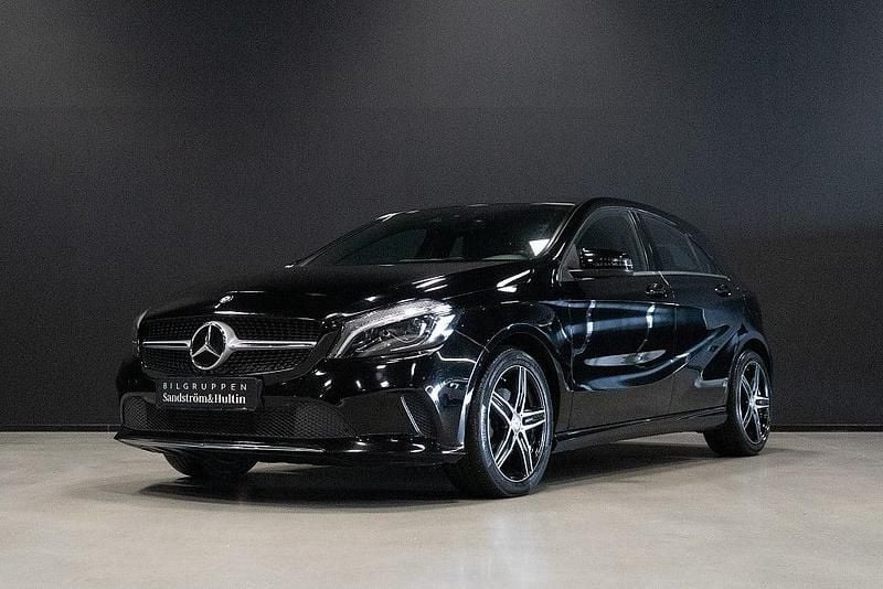 Begagnad Mercedes A180 Urban 122 HK (89 kW) 2017 Nattsvart Halvkombi