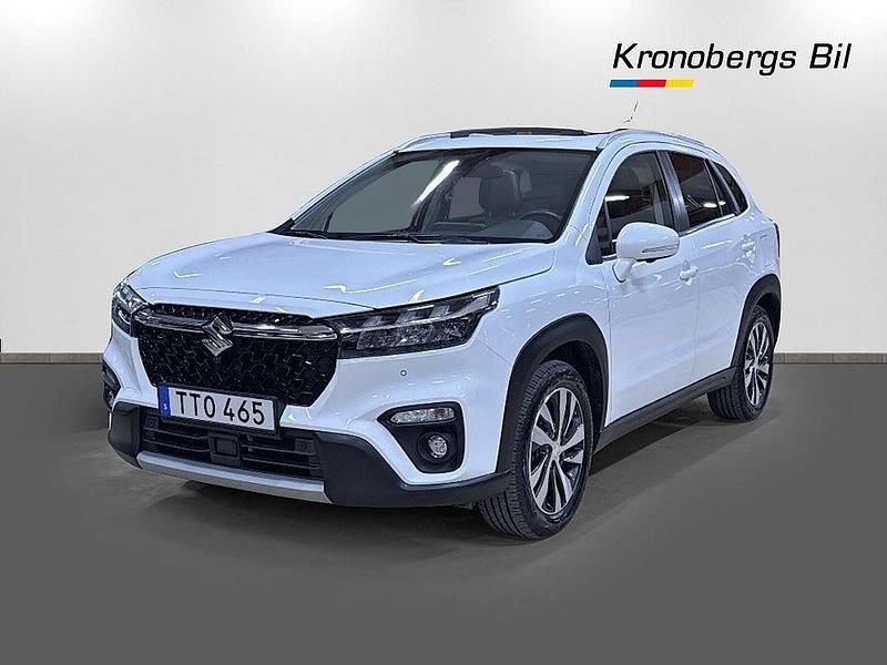 Vit Begagnad 2024 Suzuki SX4 S-Cross Kombi | 304 600 kr (Lite dyr) - Bild 1/4