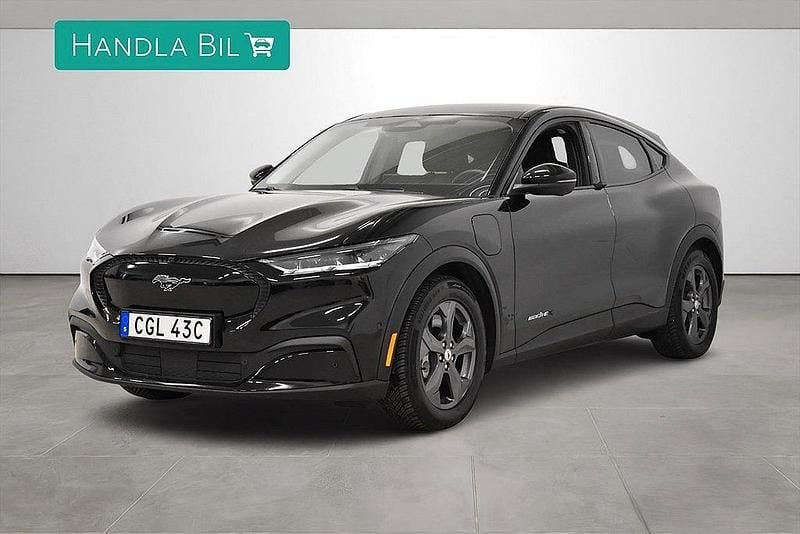 Svart Begagnad 2022 Ford Mustang Mach-E SUV | 389 900 kr (Marknadspris) - Bild 1/4