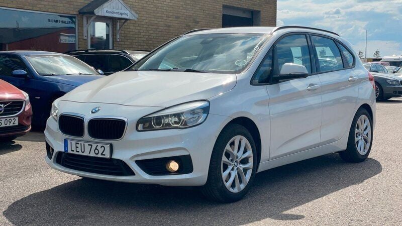 Vit Begagnad 2015 BMW 220 Active Tourer Advantage Minibuss | 179 500 kr - Bild 1/4