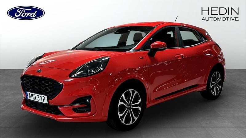 Röd (red) Begagnad 2020 Ford Puma Gen-E ST-Line SUV | 169 900 kr (Marknadspris) - Bild 1/4