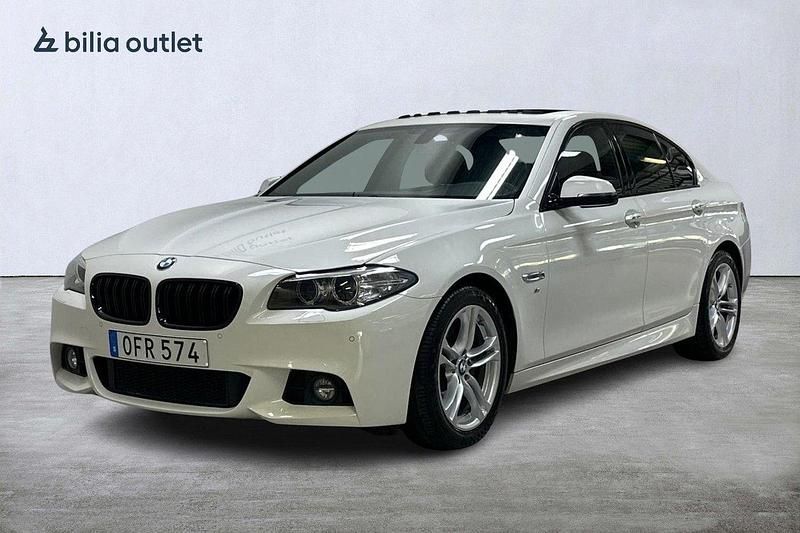Vit Begagnad 2016 BMW 520 M Sport Sedan | 234 900 kr (Dyr) - Bild 1/4