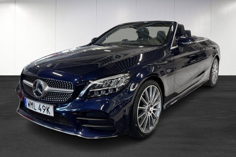 Mörkblå Begagnad 2019 Mercedes C200 AMG Cab | 379 000 kr (Marknadspris) - Bild 1/4