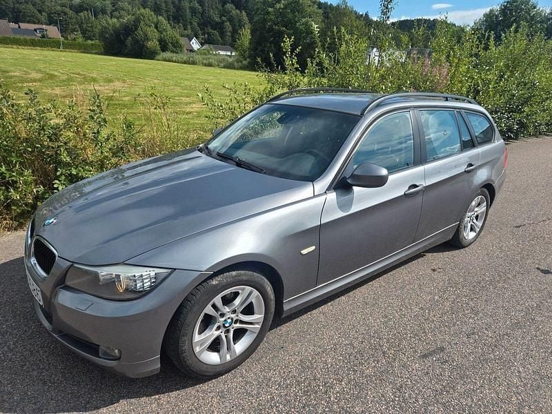 Grå Begagnad 2009 BMW 320 Comfort Edition Kombi | 74 900 kr (Marknadspris) - Bild 1/4