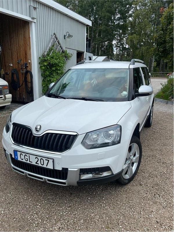 Vit Begagnad 2016 Skoda Yeti Outdoor SUV | 107 000 kr (Marknadspris) - Bild 1/4