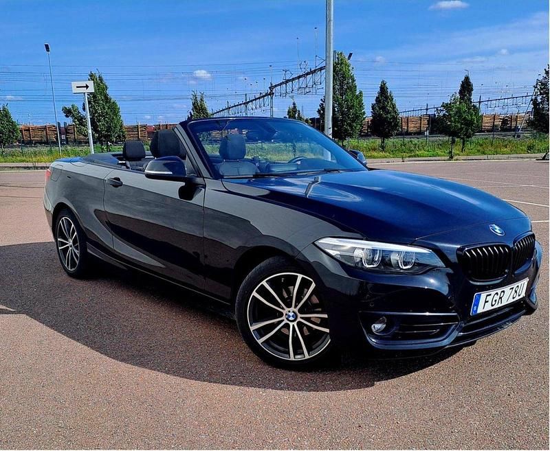 Svart Begagnad 2019 BMW 218 Sport Line Cab | 255 000 kr (Marknadspris) - Bild 1/4