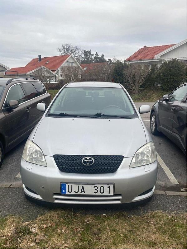 Silver Begagnad 2003 Toyota Corolla Halvkombi | 32 999 kr (Marknadspris) - Bild 1/4