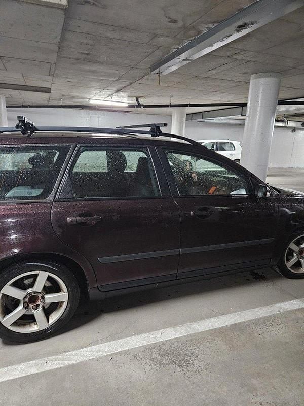 Röd Begagnad 2006 Volvo V50 Kombi | 25 000 kr (Bra pris) - Bild 1/3
